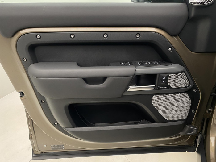 Land Rover Defender 130 D300 SE AWD AUT CZ 3.0 d SE