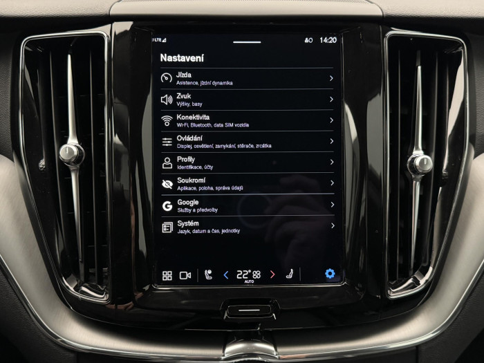 Volvo XC60 B4 AWD CORE CZ 1. maj