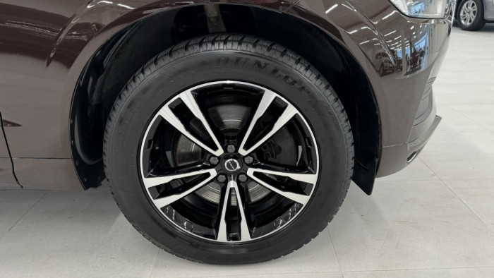 Volvo XC60 T5 AWD MOMENTUM REZERVACE 2.0 Momentum