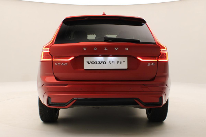 Volvo XC60 B4 AWD PLUS DARK REZERVACE