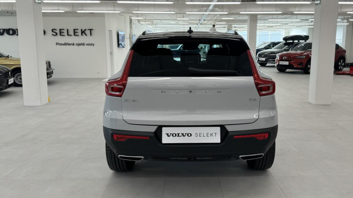 Volvo XC40 T4 R-DESIGN REZERVACE