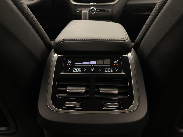 Volvo XC60 B4 AWD PLUS DARK REZERVACE