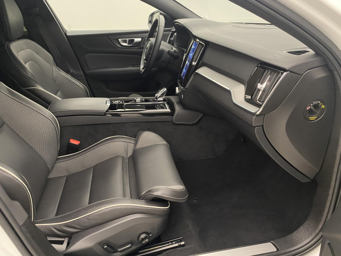 Volvo S60 T6 AWD PLUS DARK REZERVACE