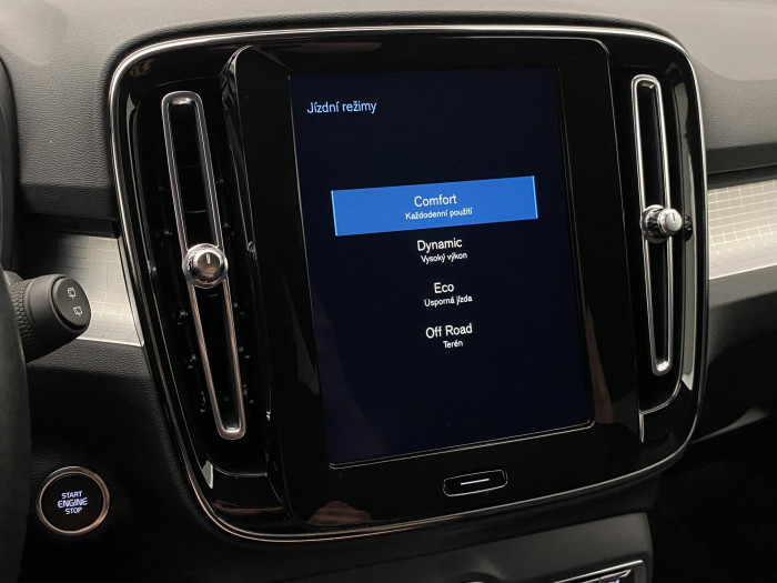 Volvo XC40 B4 AWD MOMENTUM REZERVACE 2.0 Momentum