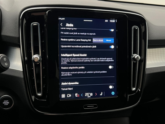 Volvo XC40 B3 PLUS DARK AUT CZ 1.maj.