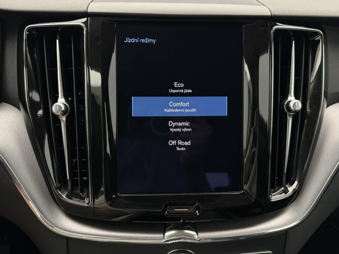 Volvo XC60 B4 AWD MOMENTUM PRO CZ 1.maj 2.0 Momentum
