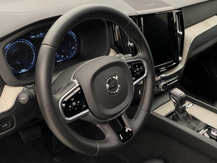Volvo XC60 T5 AWD INSCRIPTION REZERVACE