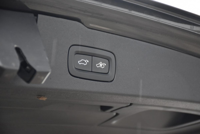 Volvo V60 T8 AWD RECHARGE REZERVACE
