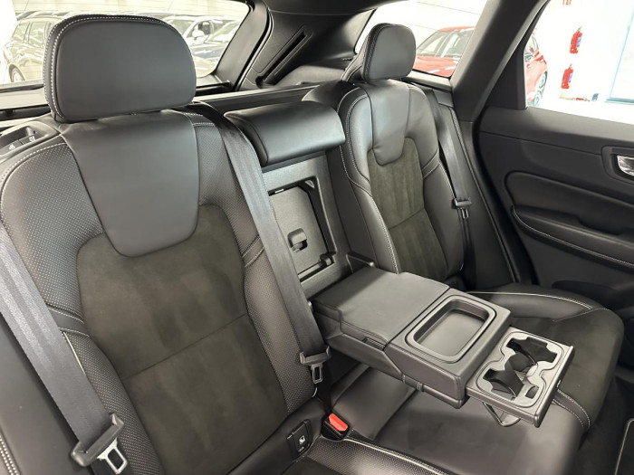 Volvo XC60 D5 AWD R-DESIGN AUT REZERVACE 2.0 d