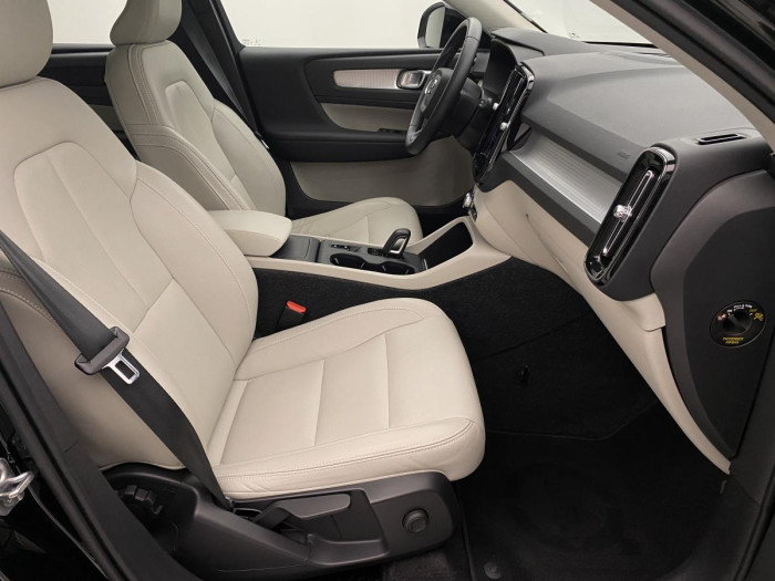 Volvo XC40 B4 MOMENTUM AUT REZERVACE 2.0 Momentum