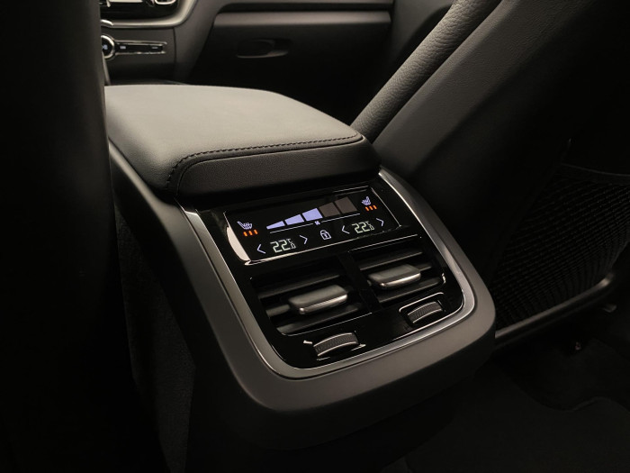 Volvo XC60 B4 AWD PLUS DARK AUT 1.maj