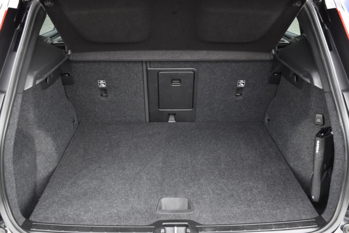 Volvo XC40 B4 AWD MOMENTUM REZERVACE 2.0 Momentum