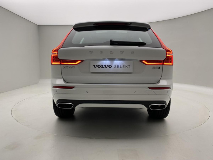 Volvo XC60 B5 AWD R-DESIGN AUT REZERVACE