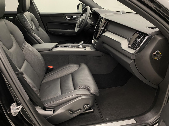 Volvo XC60 B5 AWD R-DESIGN AUT CZ