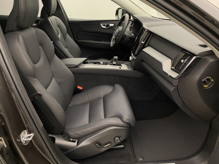 Volvo XC60 B4 AWD PLUS DARK AUT 1.maj