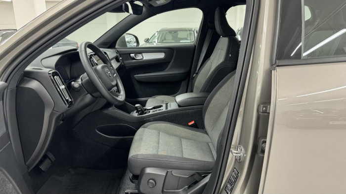 Volvo XC40 B4 MOMENTUM REZERVACE 2.0 Momentum