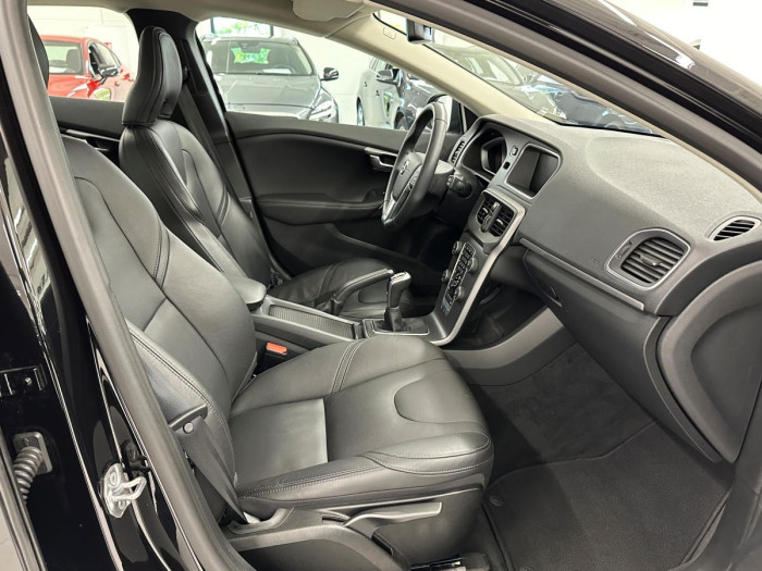 Volvo V40 D2 BLACK EDITION REZERVACE 2.0 d Edition