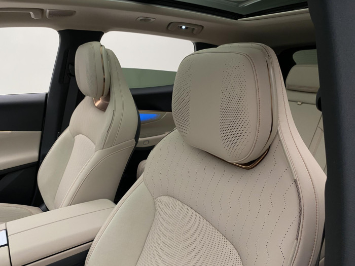 Lynk & Co 08 MORE PHEV