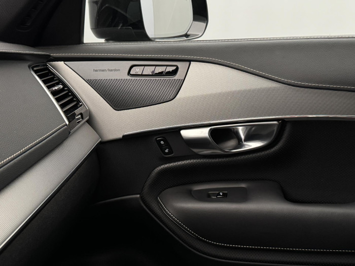 Volvo XC90 B5 AWD R-DESIGN REZERVACE