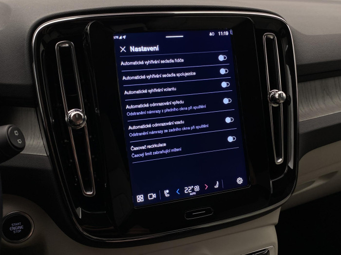 Volvo XC40 B4 DARK PLUS REZERVACE