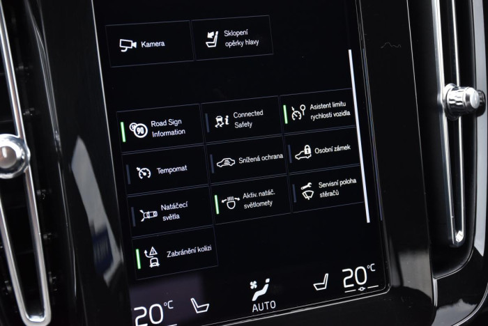 Volvo XC40 B4 AWD MOMENTUM REZERVACE 2.0 Momentum