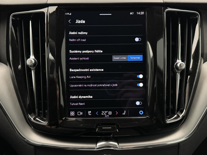 Volvo XC60 B4 AWD CORE CZ 1. maj