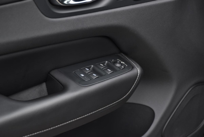 Volvo XC60 B5 AWD R-Design REZERVACE