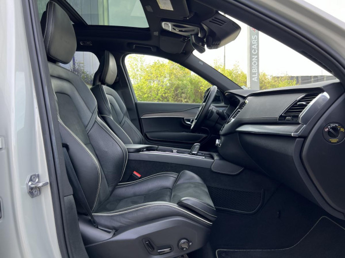 Volvo XC90 B5 AWD R-DESIGN 7MÍSTNÁ Aut