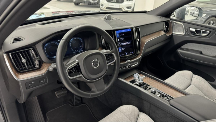 Volvo XC60 B6 AWD INSCRIPTION REZERVACE