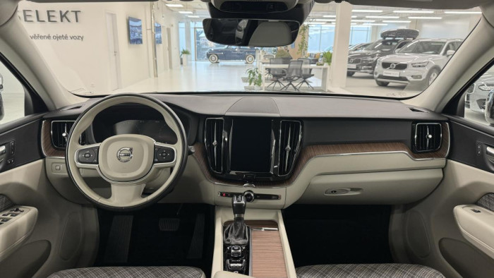 Volvo XC60 T5 AWD MOMENTUM REZERVACE 2.0 Momentum