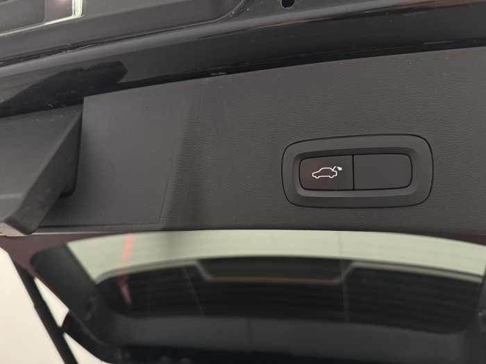 Volvo XC40 D4 AWD R-DESIGN AUT CZ 1. maj 2.0 d