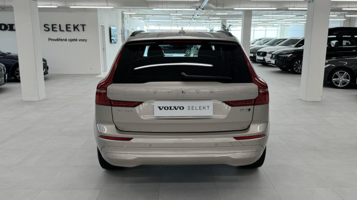 Volvo XC60 B4 AWD CORE AUT REZERVACE