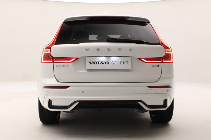 Volvo XC60 B4 AWD ULTIMATE AUT REZERVACE