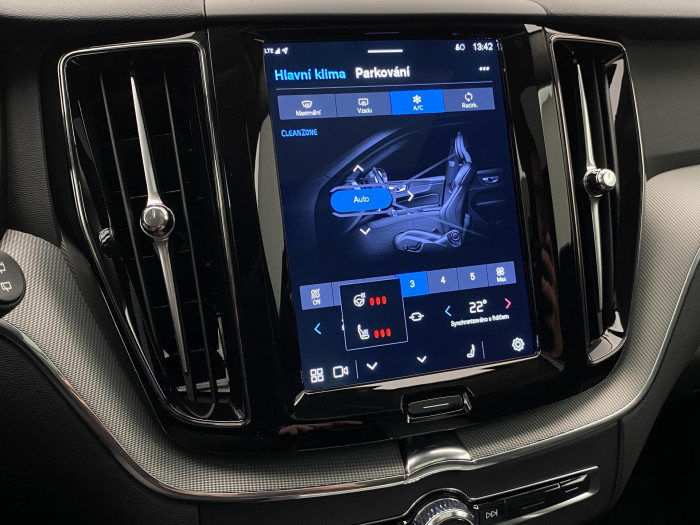 Volvo XC60 T6 AWD PLUG-IN REZERVACE