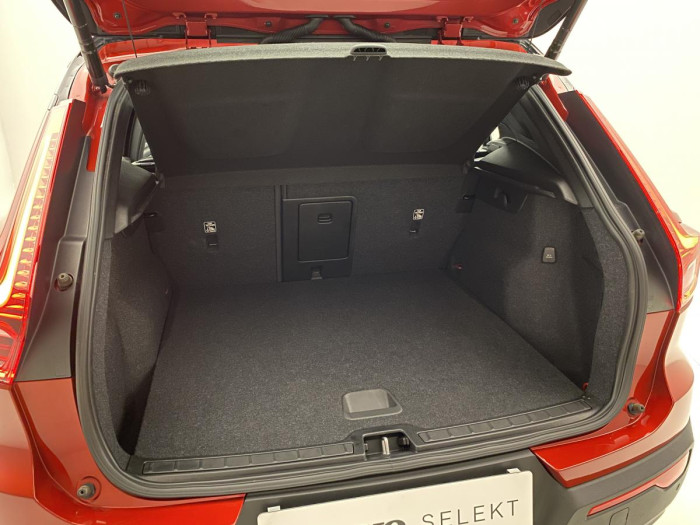 Volvo XC40 B4 AWD R-DESIGN AUT REZERVACE