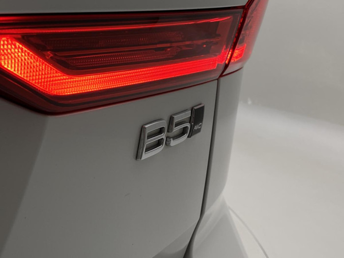 Volvo XC60 B5 AWD R-DESIGN REZERVACE