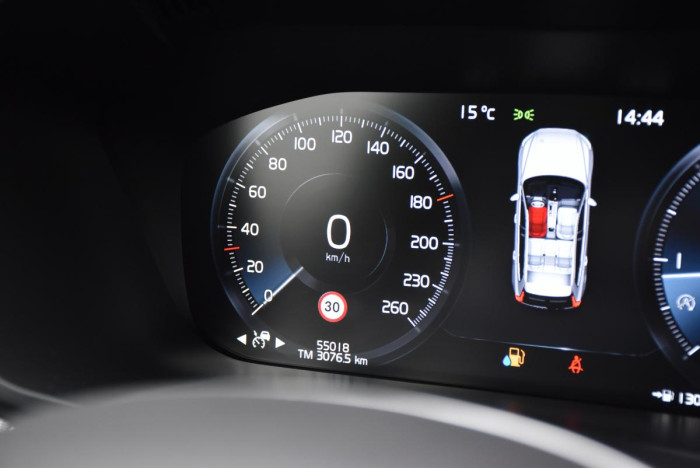 Volvo XC60 B5 AWD R-Design REZERVACE