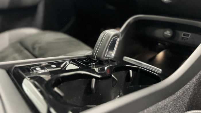 Volvo XC40 T4 R-DESIGN REZERVACE