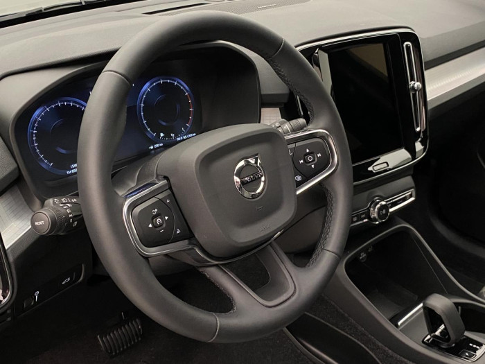 Volvo XC40 B4 MOMENTUM AUT REZERVACE 2.0 Momentum