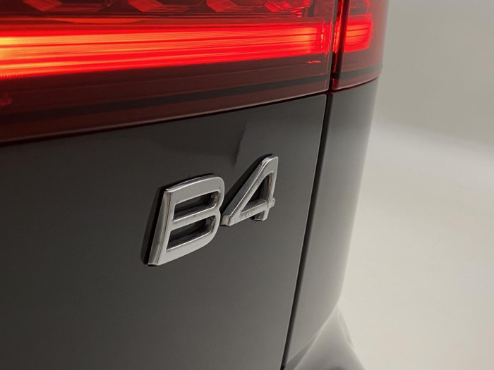 Volvo V60 B4 ULTIMATE DARK AUT REZERVACE
