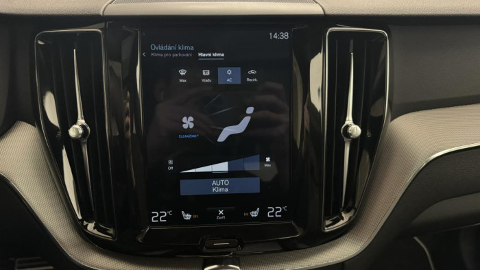 Volvo XC60 B4 AWD R-DESIGN AUT REZERVACE