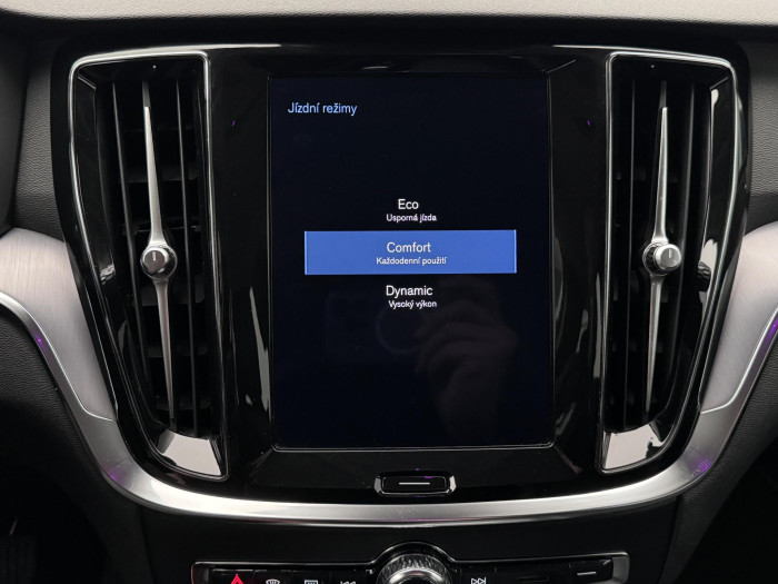 Volvo V60 B4 MOMENTUM PRO REZERVACE 2.0 Momentum