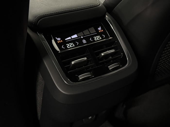 Volvo XC60 B5 AWD ULTIMATE REZERVACE