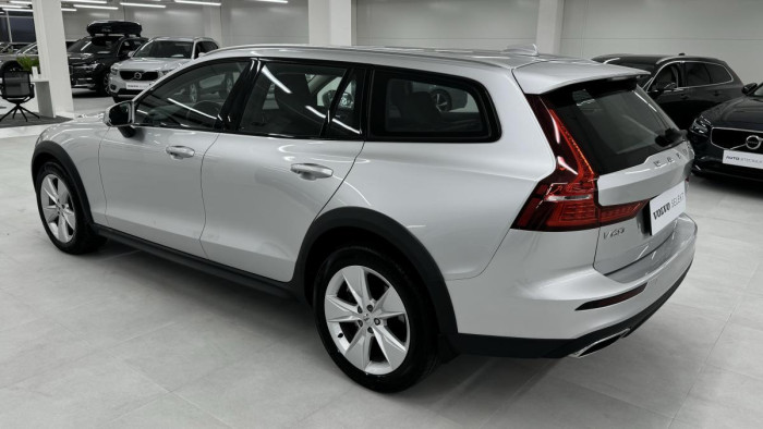 Volvo V60 CROSS COUNTRY B4 REZERVACE
