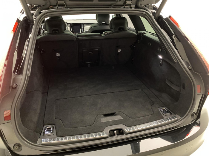Volvo V90 B5 ULTIMATE DARK AUT 1.maj