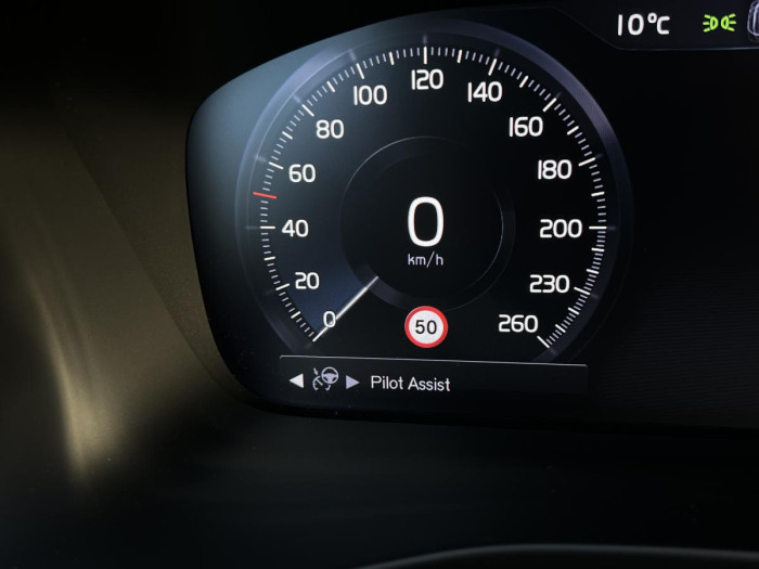 Volvo XC40 T5 R-DESIGN RECHARGE REZERVACE
