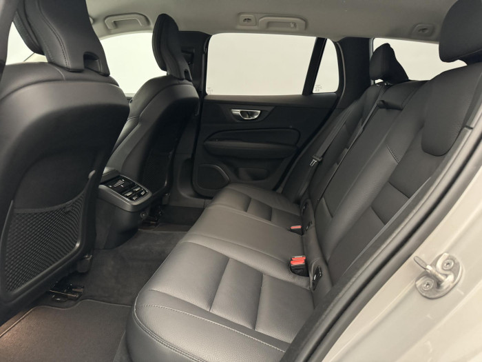 Volvo V60 B4 PLUS DARK 1.maj