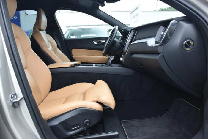 Volvo XC60 D4 AWD MOMENTUM REZERVACE 2.0 d Momentum