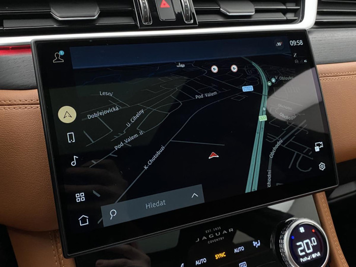 Jaguar F-Pace D200 R-DYNAMIC REZERVACE 2.0 d Dynamic