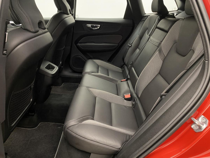 Volvo XC60 B4 AWD R-DESIGN AUT REZERVACE